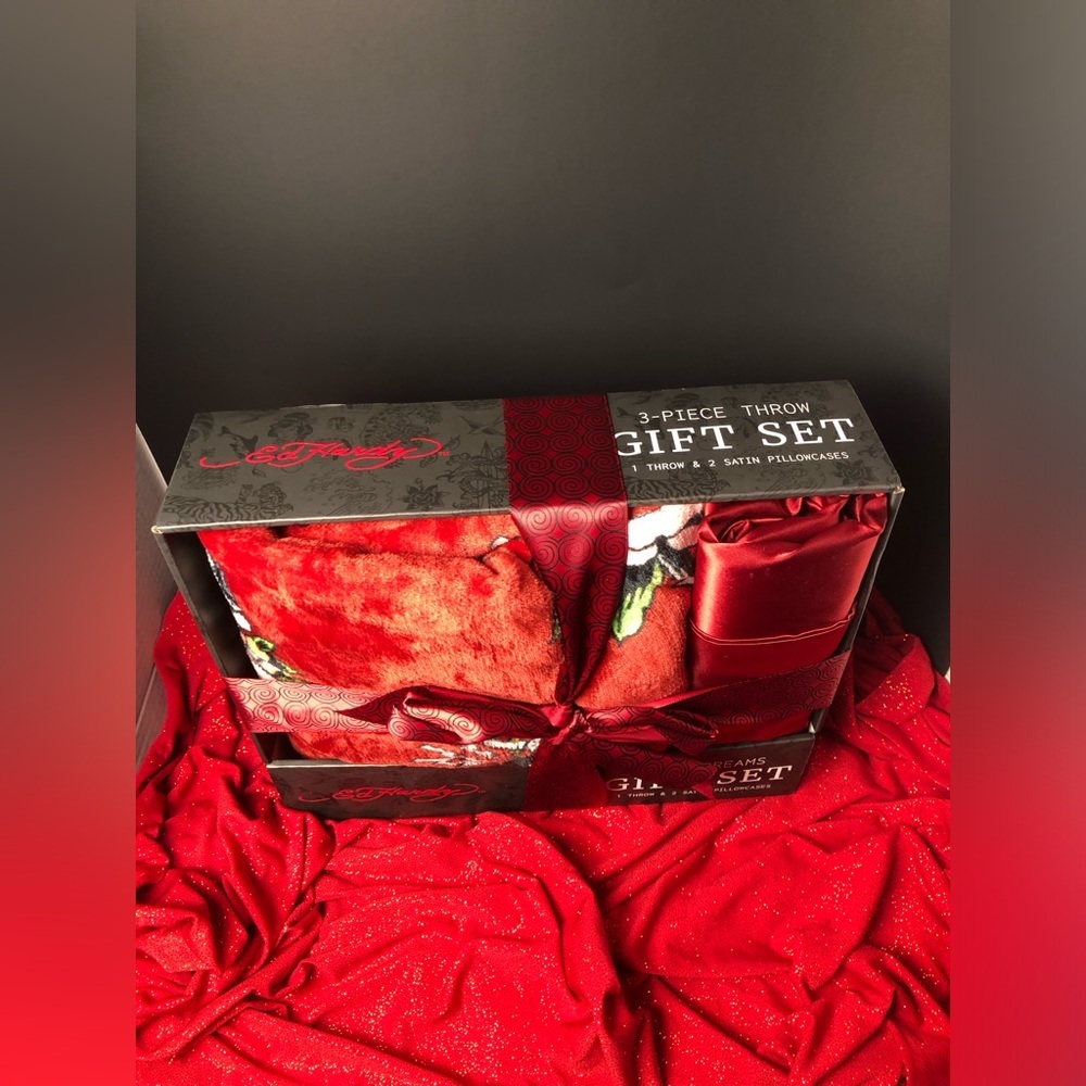 Ed Hardy Red Blanket and Pillowcase Set - Picture 5 of 9